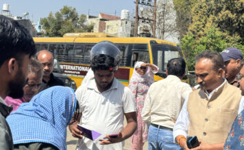 भाजपा नेता संजीव कुमार ने लिया गैस की शिकायतों को लेकर गैस गोदाम का जाएजा