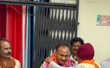 छिनकी में जनसंपर्क के दौरान संजीव कुमार सिंह का जोरदार स्वागत, ग्रामवासियों से की सीधी बातचीत