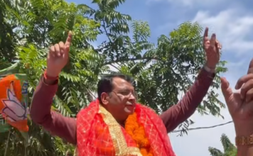 रुद्रपुर विधायक शिव अरोरा की मौजूदगी में भाजपा कार्यकर्ताओं ने झालमुड़ी और मिठाई बाटकर मनाया जीत का जश्न…