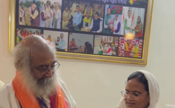 रुद्रपुर फरजाना बेगम के आवास पर आचार्य प्रमोद कृष्णम का आगमन, शिष्टाचार भेंट कर लिया आशीर्वाद