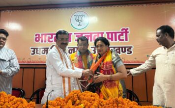 भाजपा जिलाध्यक्ष कमल कुमार जिंदल ने रुद्रपुर स्थित जिला कार्यालय में मीना शर्मा का किया भव्य स्वागत…भाजपा संगठन को मिलेगी नई मजबूती