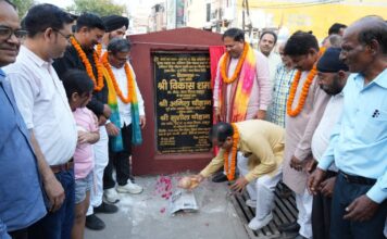 रुद्रपुर महापौर विकास शर्मा ने सिंह कॉलोनी में सड़क व नाली निर्माण कार्य का किया शिलान्यास…