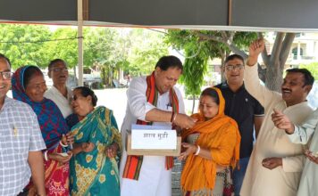 रुद्रपुर महापौर विकास शर्मा के आवास पर जनसुनवाई, बंगाली समाज संग झाल मुड़ी वितरण कर पश्चिम बंगाल की जीत का मनाया जश्न…