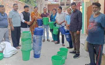 भाजपा नेत्री मीना शर्मा ने चलाया स्वच्छता अभियान, डोर-टू-डोर डस्टबिन वितरण कर शहरवासियों से सहयोग की अपील