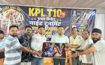 क्रिकेट नाइट टूर्नामेंट में उमड़ा जनसैलाब, एसडीएम गौरव पांडे ने जड़े चौके छक्के
