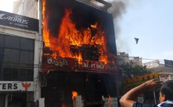 लखनऊ में भीषण अग्निकांड: अलीगंज के गेमिंग जोन में लगी आग,तार से लटककर कूदे लोग, 8 की मौत; कई घायल, रेस्क्यू जारी