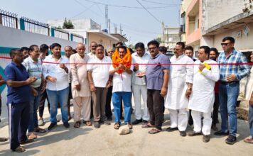किच्छा विधायक तिलक राज बेहड़ ने महाराजपुर में सीसी सड़क का किया उद्घाटन, जनसंवाद में सुनीं लोगों की समस्याएं