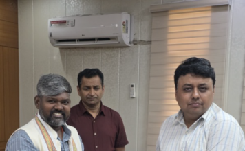 सफाई कर्मचारियों के हकों को लेकर नितिन चरन वाल्मीकि ने जिलाधिकारी से मुलाकात कर की तत्काल कार्रवाई की मांग