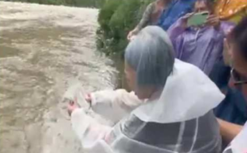उत्तराखंड: पति की आखिरी इच्छा पूरी करने जापान से बागेश्वर पहुंचीं मियाको, सरयू में प्रवाहित की अस्थियां