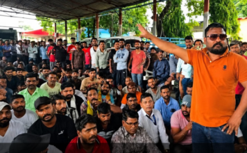 काशीपुर फ्लाईओवर पर रॉड हमला, गिरफ्तारी की मांग को लेकर वाल्मीकि समाज का प्रदर्शन, दिया धरना