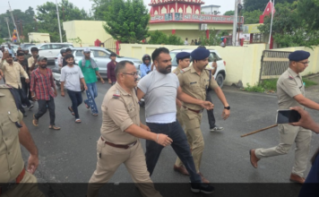 रुद्रपुर में बवाल: कोतवाली के बाहर हाईवे जाम, पुलिस और प्रदर्शनकारियों के बीच धक्का-मुक्की; कांग्रेस भी आई साथ; जानें मामला