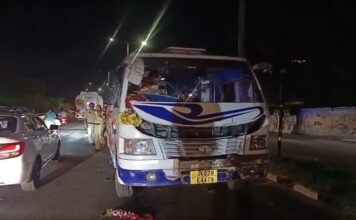 तिरंगा रैली से लौट रहे छात्रों से भरी मिनीबस जम्मू फ्लाईओवर पर पलटी, 29 घायल, 3 की हालत गंभीर
